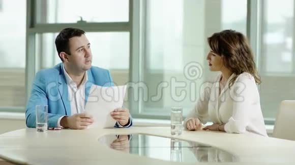 男人和女人说话视频的预览图