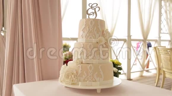 多层婚礼蛋糕装饰蛋糕视频的预览图