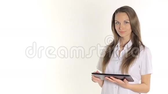 美丽的女孩在白色背景上显示平板电脑上的信息视频的预览图