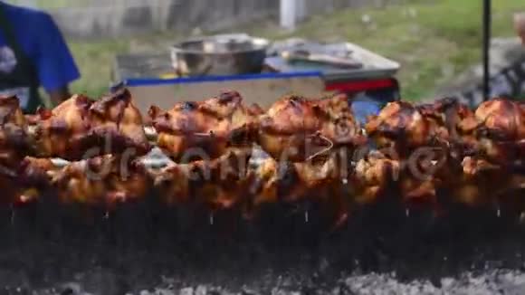 露天烧烤的整只鸡斋月期间的路边摊位视频的预览图