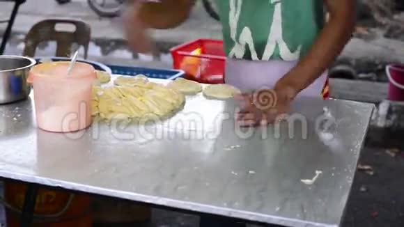 罗蒂卡奈制造商罗蒂卡奈是在马来西亚新加坡和印度尼西亚发现的一种印度扁平面包视频的预览图