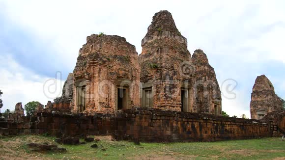 背景中有寺庙遗迹的石壁柬埔寨吴哥窟视频的预览图