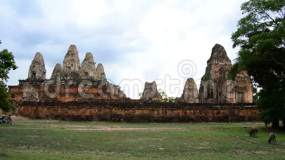 背景中有寺庙遗迹的石壁柬埔寨吴哥窟视频的预览图