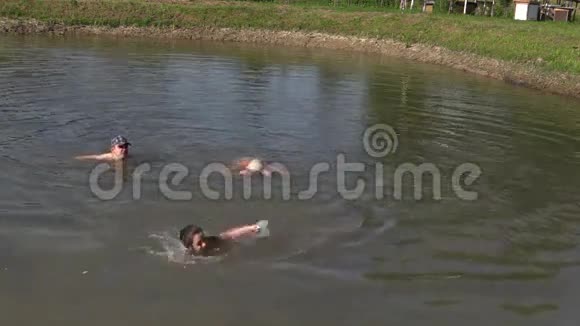 3个人在炎热的夏日游泳池水视频的预览图