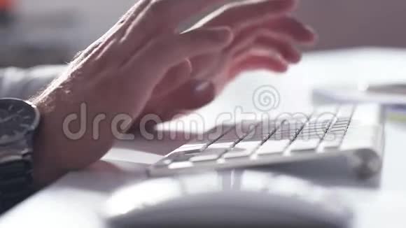 在laptopo上打字的商人视频的预览图