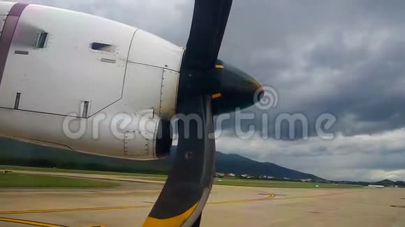 螺旋桨飞机从跑道向后运行视频的预览图