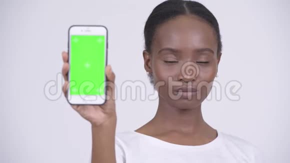 一位年轻漂亮的年轻非洲女人的脸显示电话视频的预览图