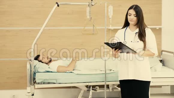 照顾男性病人的医院护士视频的预览图