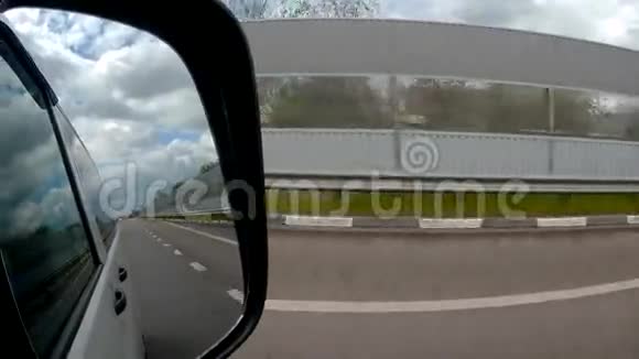 车镜中运动观路视频的预览图