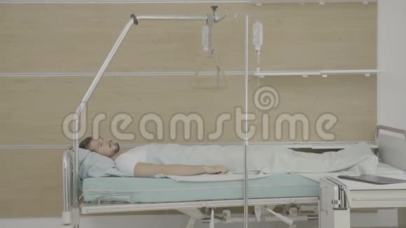 照顾男性病人的医院护士视频的预览图