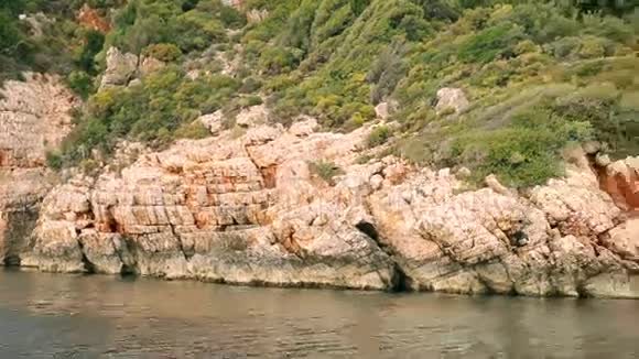 游艇漂过岩石视频的预览图