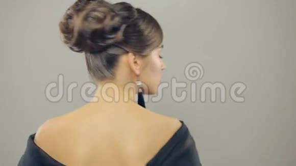 漂亮的黑发女人在镜头前扭头慢动作视频的预览图