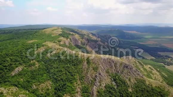 野生巴尔干森林山脉视频的预览图