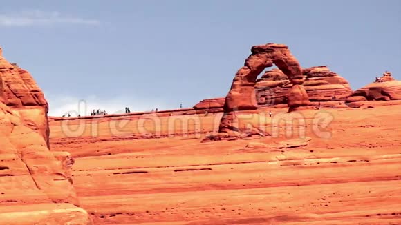 人们在精致拱门周围走动探索沙漠景观视频的预览图
