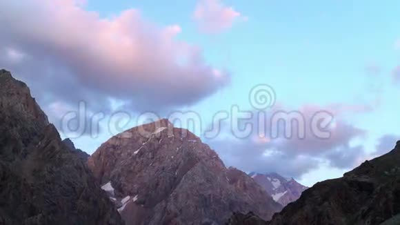 云层笼罩着群山放大时间流逝帕米尔T视频的预览图