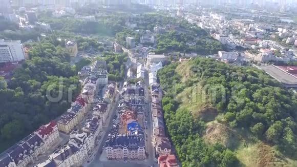 飞越基辅市中心历史地段的一个新的住宅综合体视频的预览图