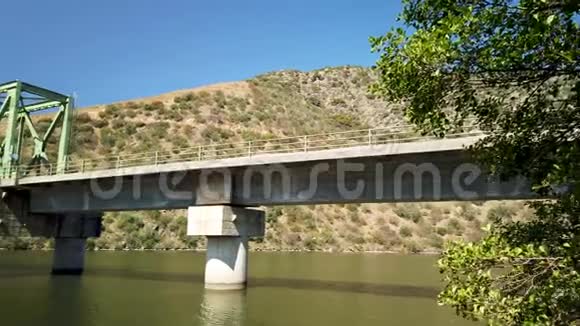 费拉德萨大桥附近的杜罗谷景观视频的预览图