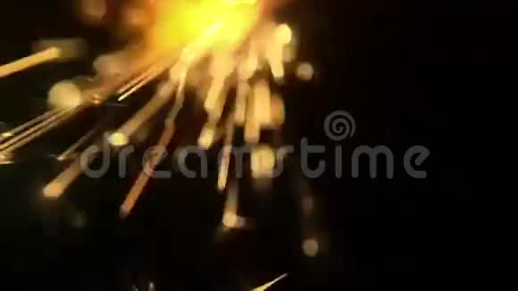 在宏观镜头中以慢镜头隔离的火花燃烧视频的预览图