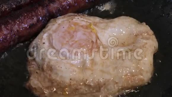鸡蛋和猪肉香肠在平底锅小炒视频的预览图