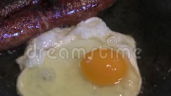 鸡蛋和香肠在平底锅小炒视频的预览图