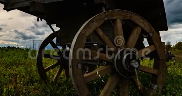 古玩木车独自站在田野里美丽的秋景超脱时间流逝沉重的秋空视频的预览图