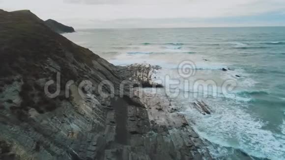 从英国康沃尔岛上空飞过迷人的海岸线视频的预览图