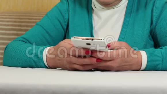 有白色智能手机的女人女人用手机打短信视频的预览图