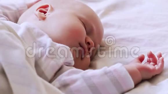 一个美丽的熟睡婴儿的特写肖像视频的预览图