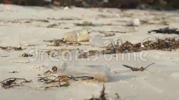 慢动作稳定镜头沙滩上有白色的细沙上面覆盖着垃圾视频的预览图