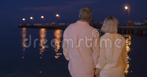 晚上在海边恋爱的老夫妇视频的预览图