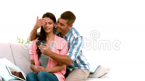 慢动作男用求婚让女友吃惊视频的预览图
