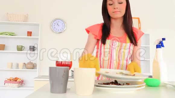 年轻的黑发女人整理厨房视频的预览图