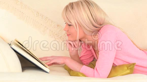 漂亮的金发女人在看书视频的预览图