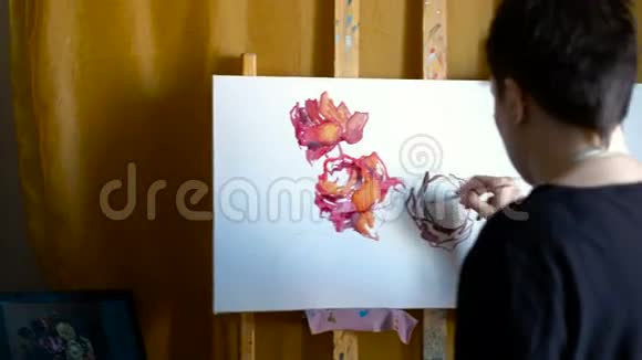 女人在画室里用油画画画布视频的预览图