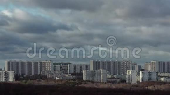 城市和云层的时间流逝视频的预览图