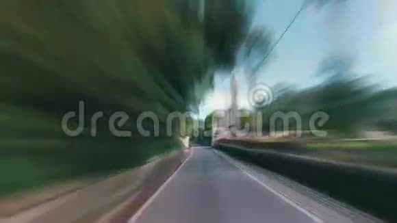 在森林狭窄的道路上快速行驶视频的预览图