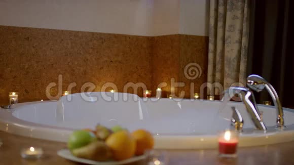水果站在浴缸里的水附近视频的预览图