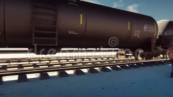 石油工人走过铁路铁路油罐车在铁路上行驶视频的预览图