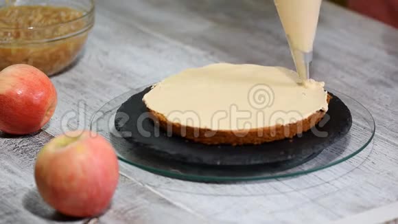 在厨房做焦糖苹果蛋糕厨师用带有奶油的糕点包装饰视频的预览图