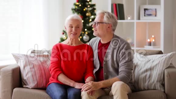 年长夫妇在圣诞节拥抱亲吻视频的预览图