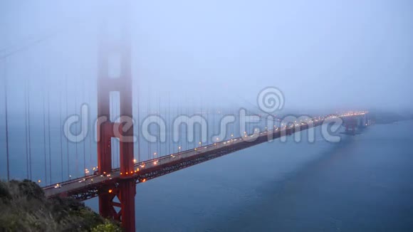 春雾覆盖的金门大桥时间流逝视频的预览图