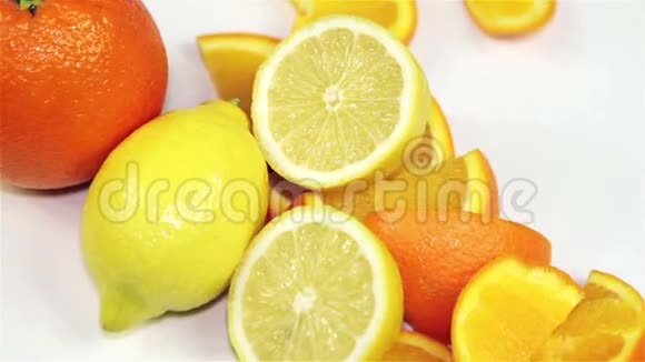 橙色和柠檬在桌子上旋转特写视频的预览图