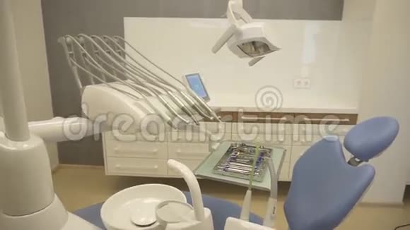 牙医柜中工具的特写金属托盘毛刺机灯具等设备中的不锈钢仪表视频的预览图