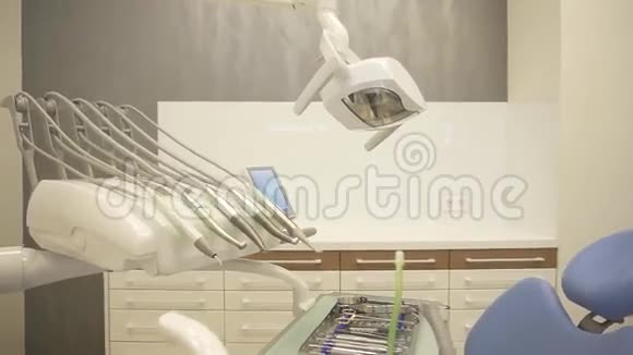 橱柜中牙医工具的特写金属托盘毛刺机灯具等设备中的不锈钢仪表视频的预览图