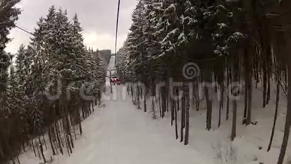 坐在布科维尔的滑雪台上视频的预览图
