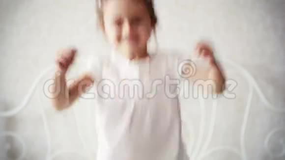 小女孩在床上跳跃高清视频视频的预览图