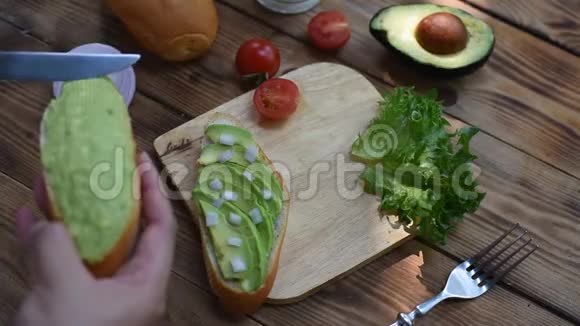 鳄梨土司健康食品和蔬菜视频的预览图