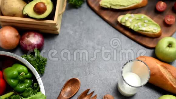 鳄梨土司健康食品和蔬菜视频的预览图