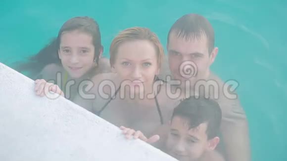 温泉地热温泉有孩子的家庭在热池里放松视频的预览图