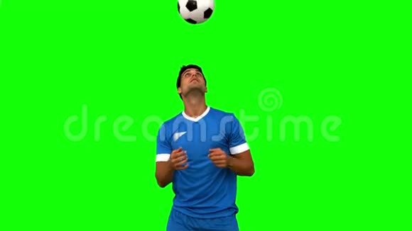 一个头戴绿色屏幕的人在踢足球视频的预览图
